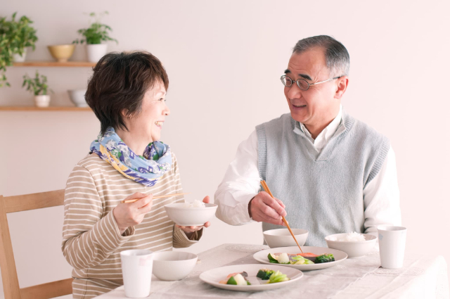 美味しく食事を楽しむシニア夫婦