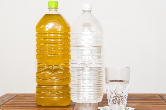 虫歯の原因にならない水とお茶のペットボトル