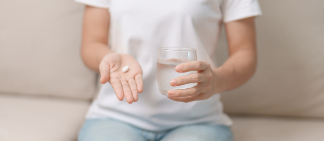 根管治療の痛みを和らげるために痛み止めを服用する様子